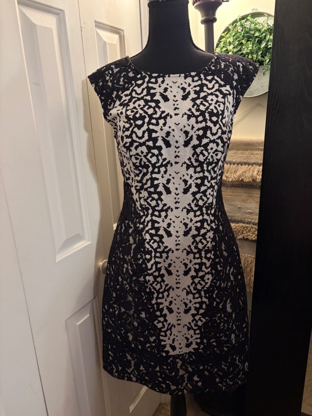 Kay Unger Black and White Lace-Effect Cap Sleeve Mini Dress